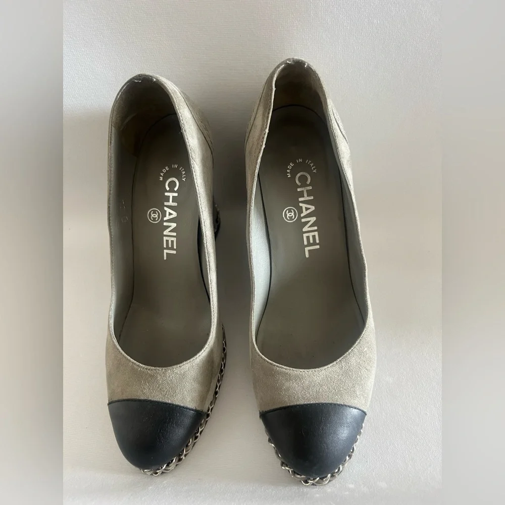 Chanel interlocking cc suede pump